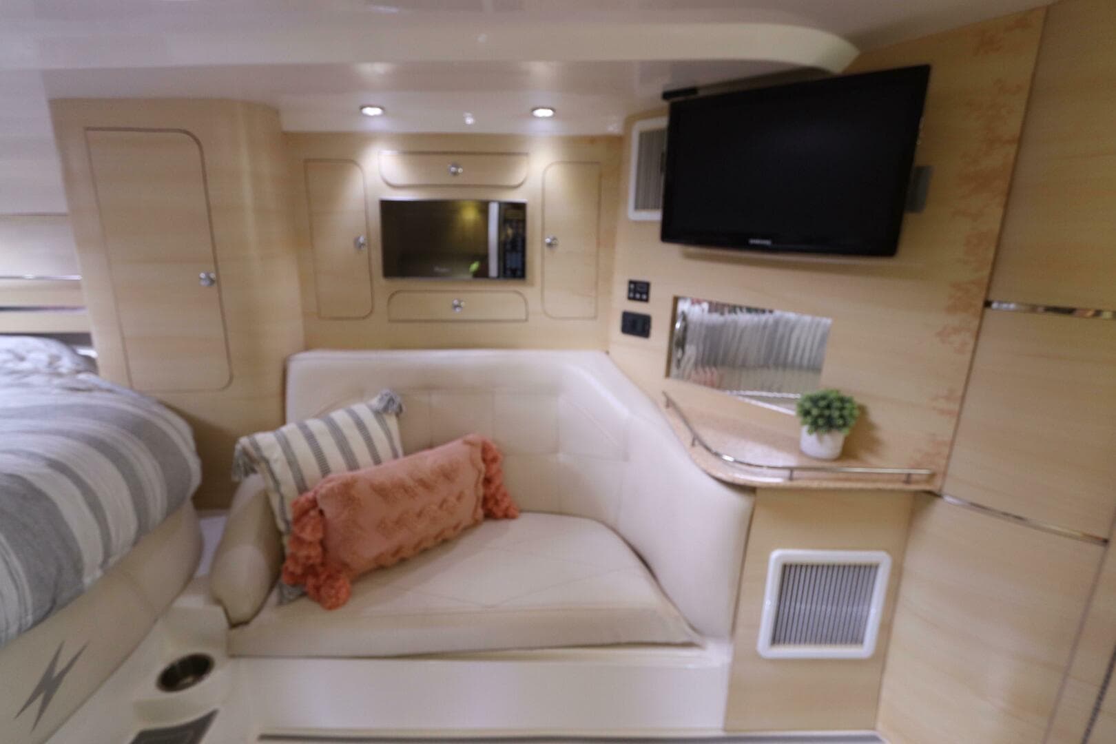 2014 Intermarine 380 Sport — photo 30