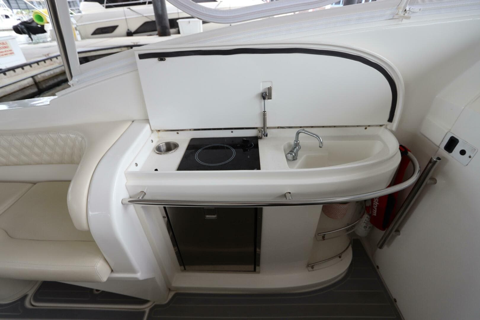 2014 Intermarine 380 Sport — photo 17