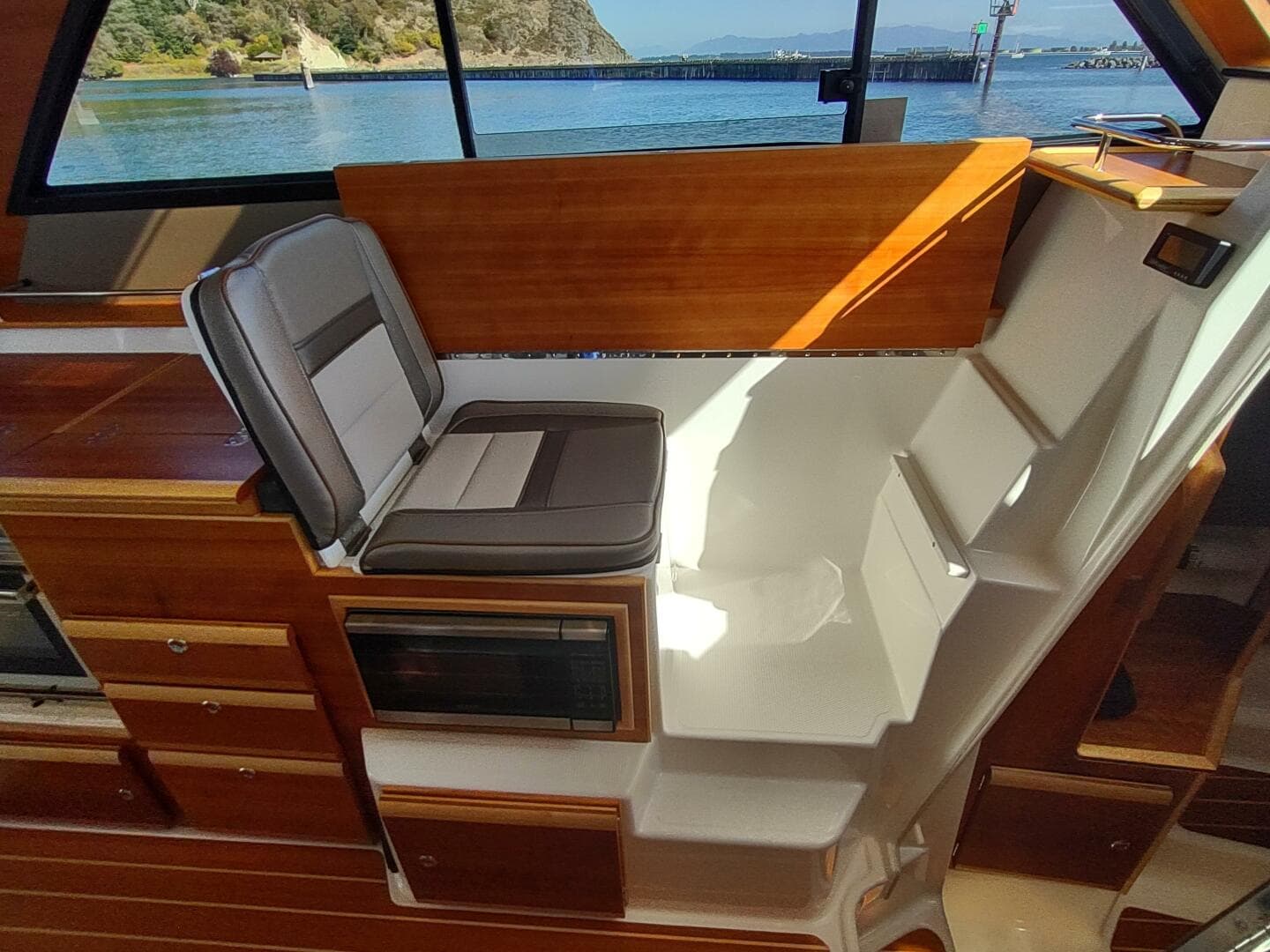 2020 Cutwater C-32 Coupe — photo 28