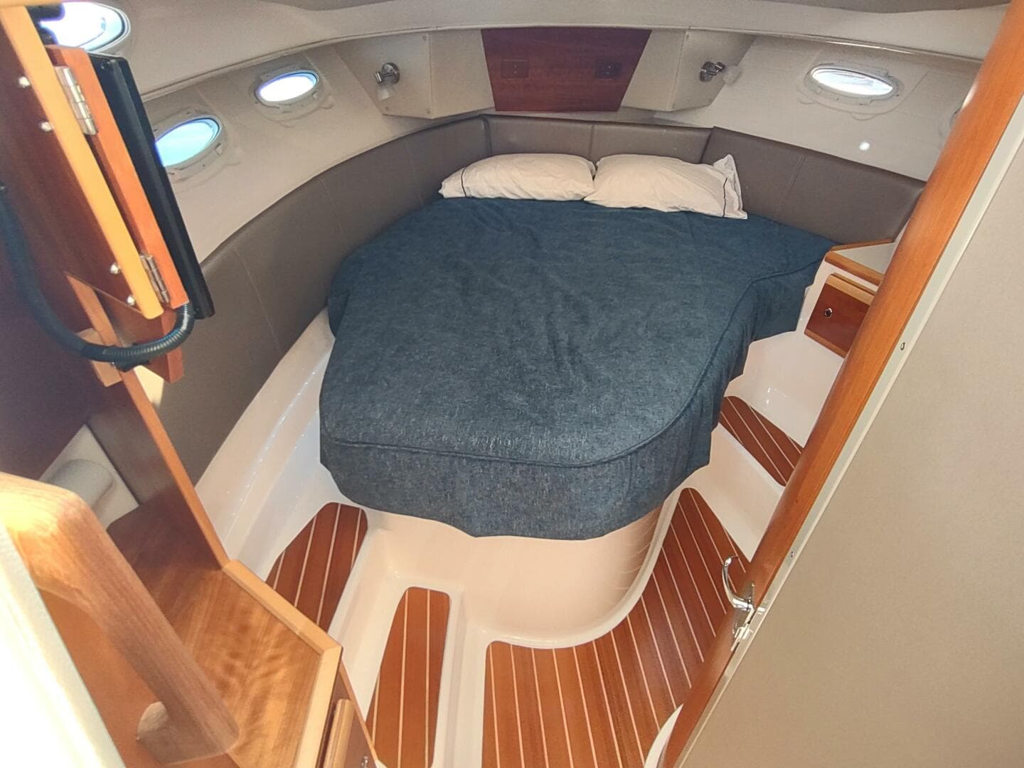 2020 Cutwater C-32 Coupe — photo 29