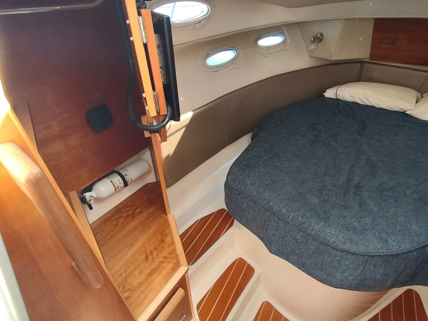 2020 Cutwater C-32 Coupe — photo 30