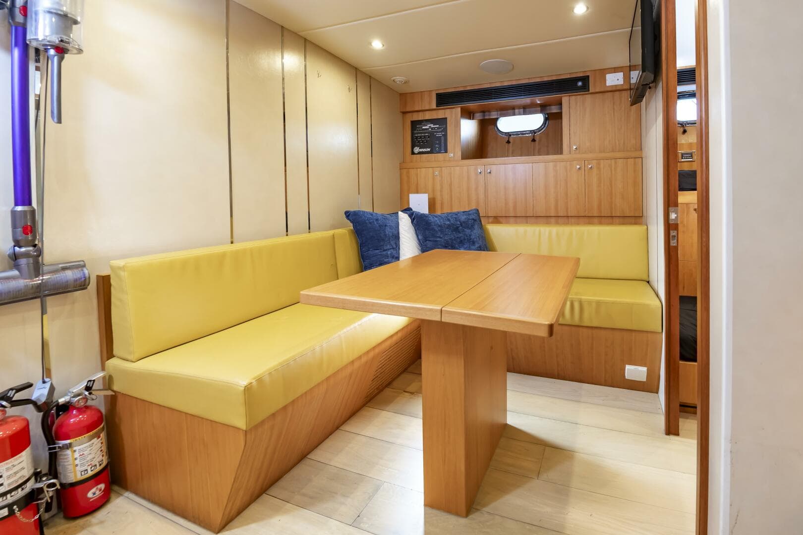 2017 Johnson 93 Flybridge — photo 93