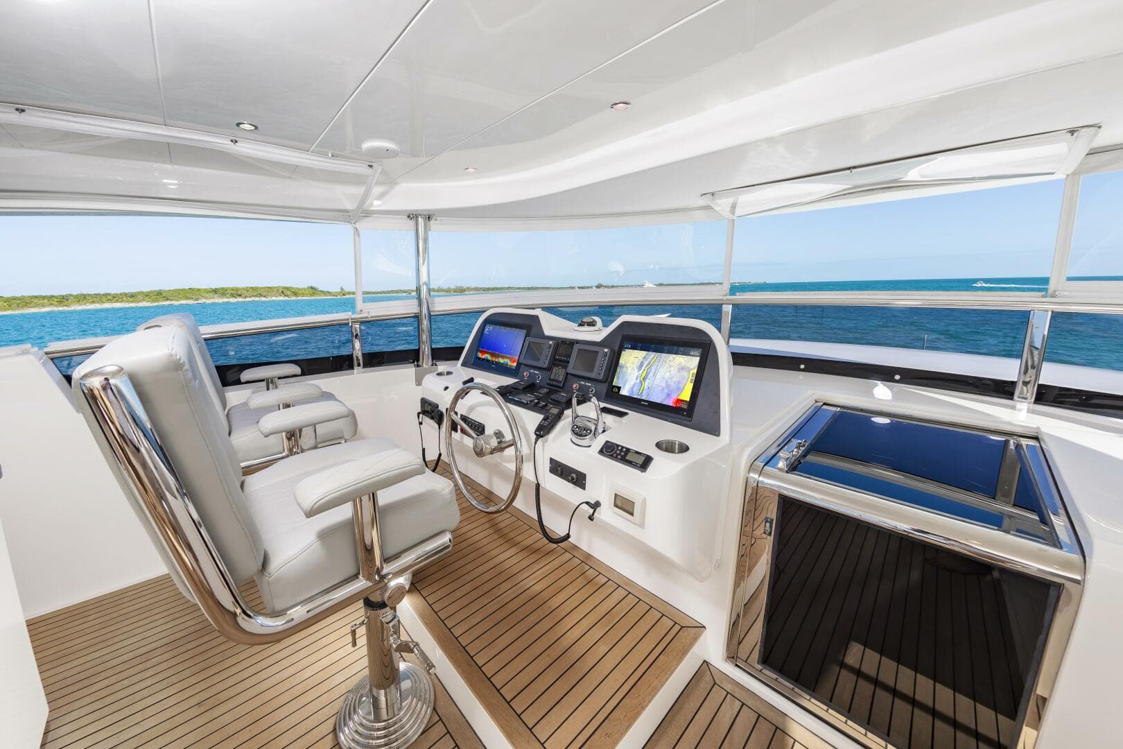 2017 Johnson 93 Flybridge — photo 13