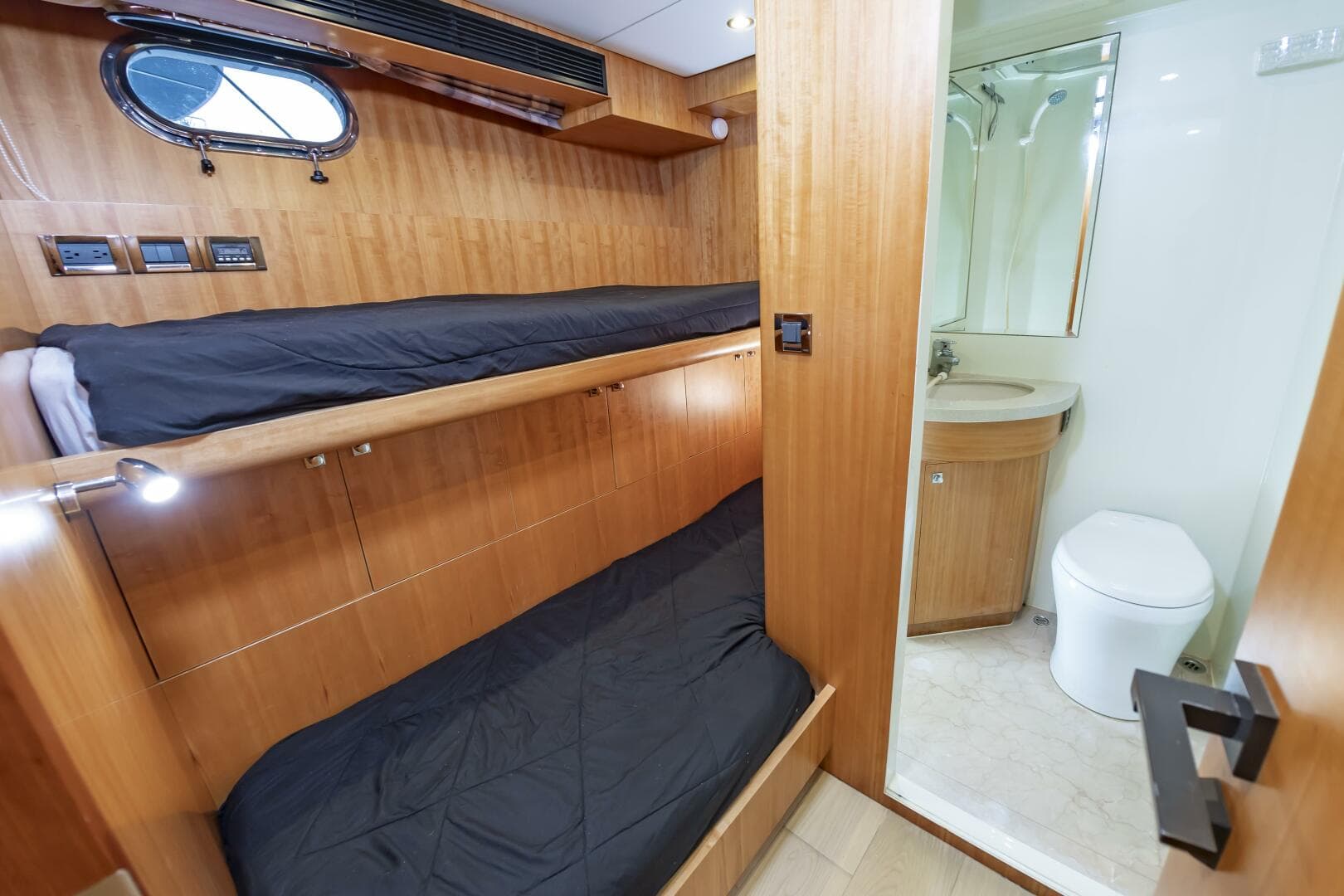 2017 Johnson 93 Flybridge — photo 97