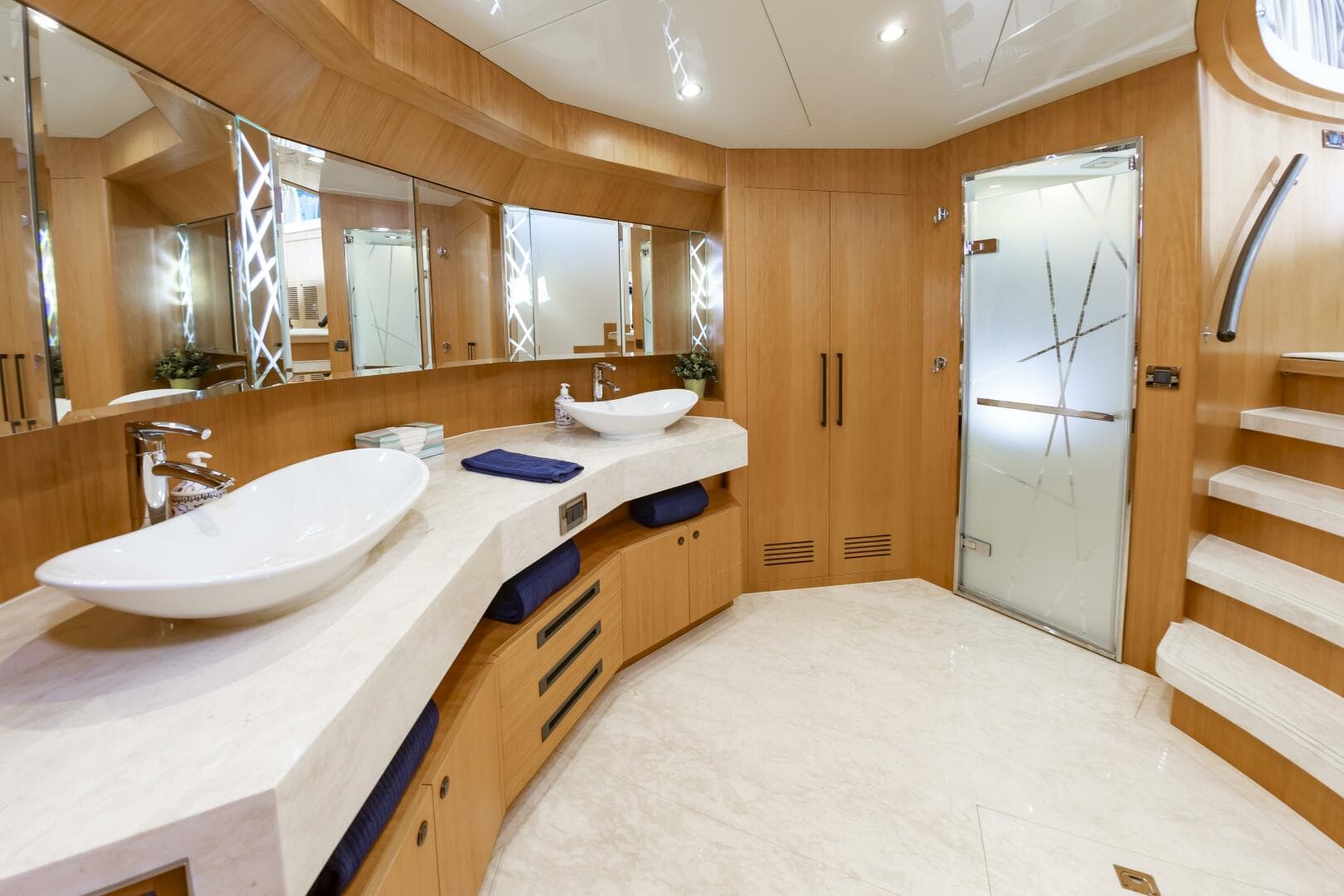 2017 Johnson 93 Flybridge — photo 55