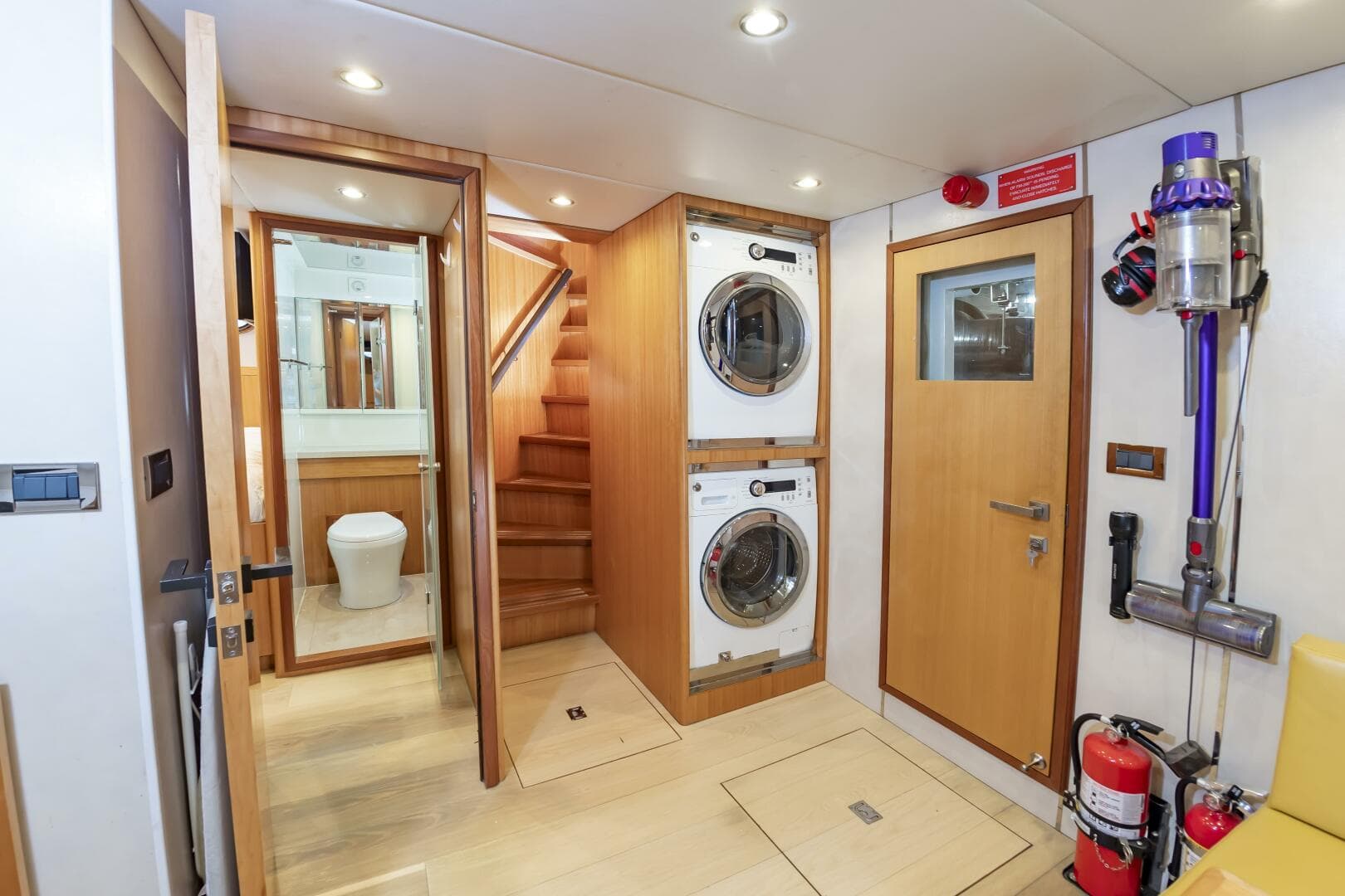 2017 Johnson 93 Flybridge — photo 91