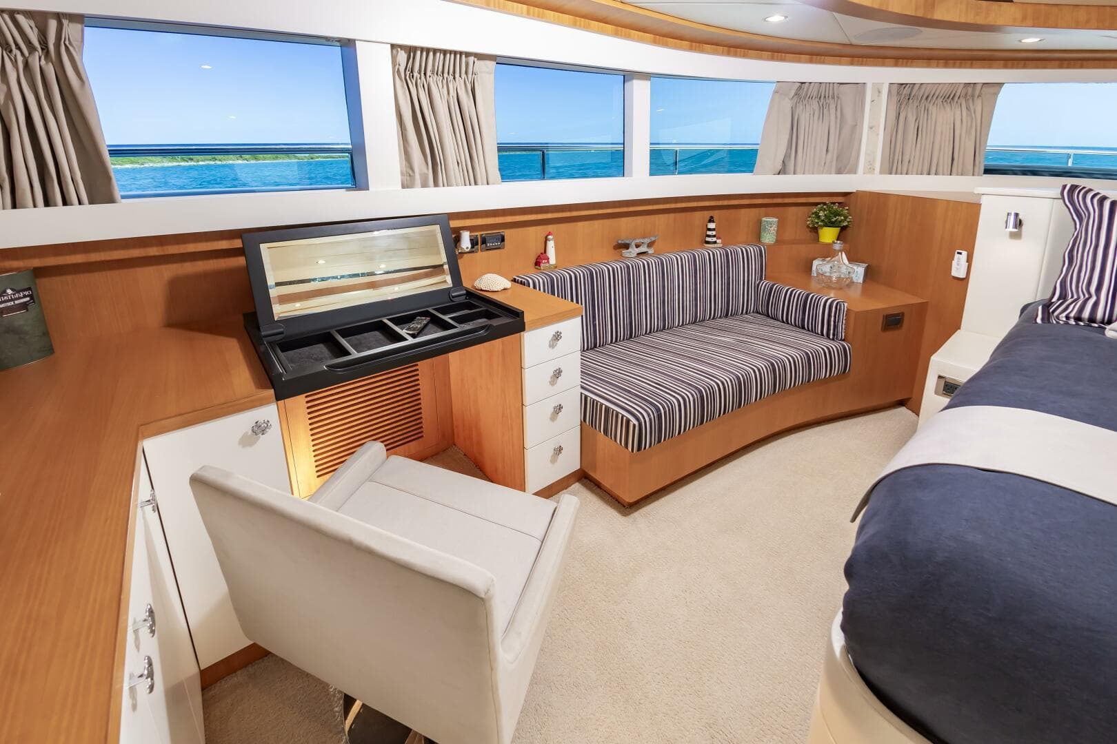 2017 Johnson 93 Flybridge — photo 49