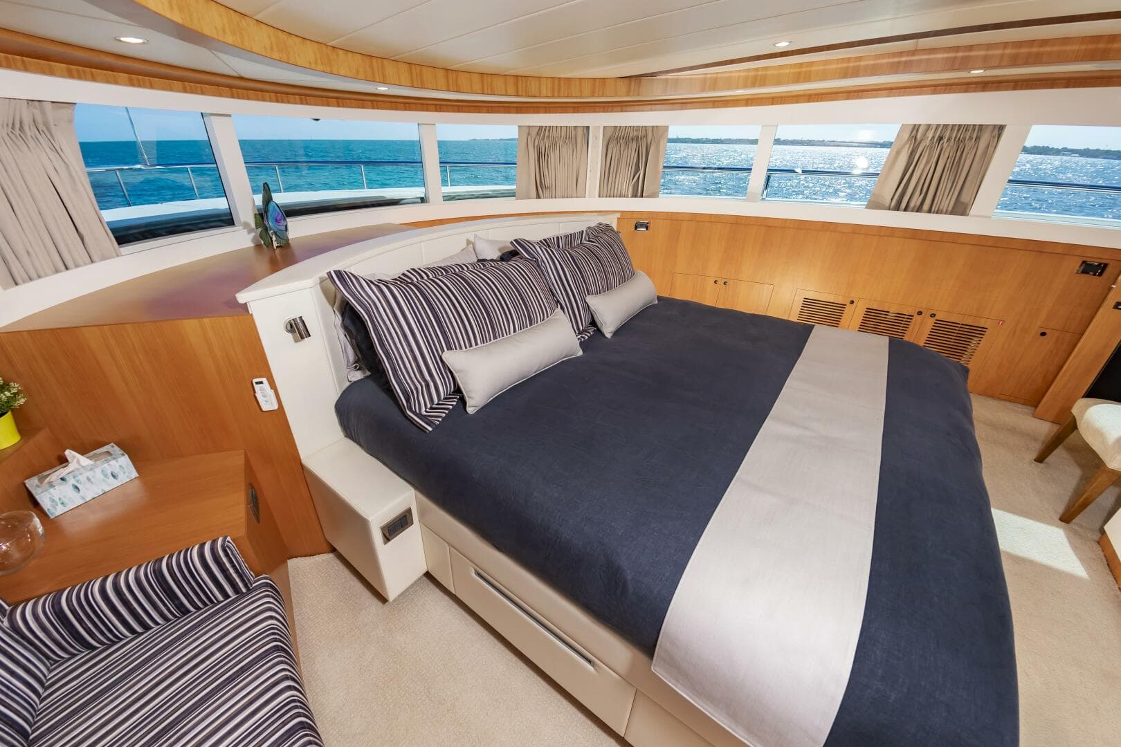 2017 Johnson 93 Flybridge — photo 51