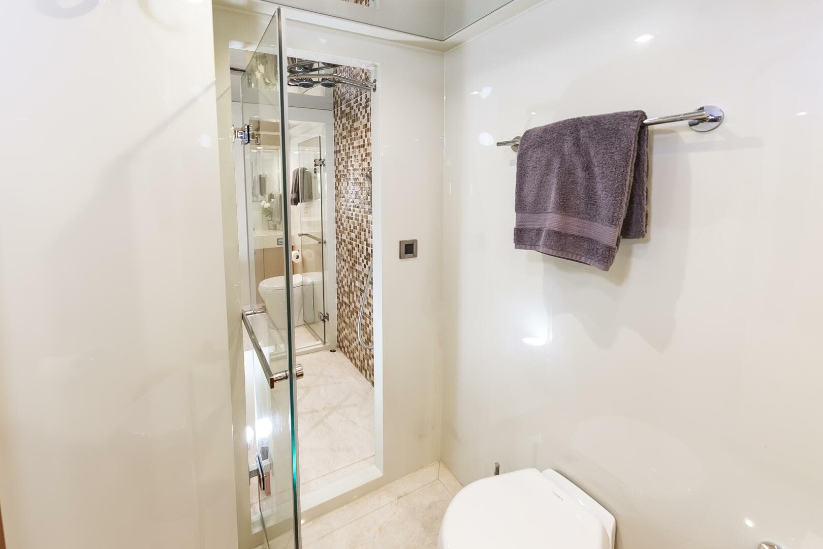 2017 Johnson 93 Flybridge — photo 75