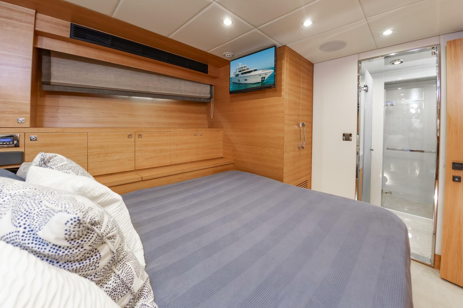 2017 Johnson 93 Flybridge — photo 78