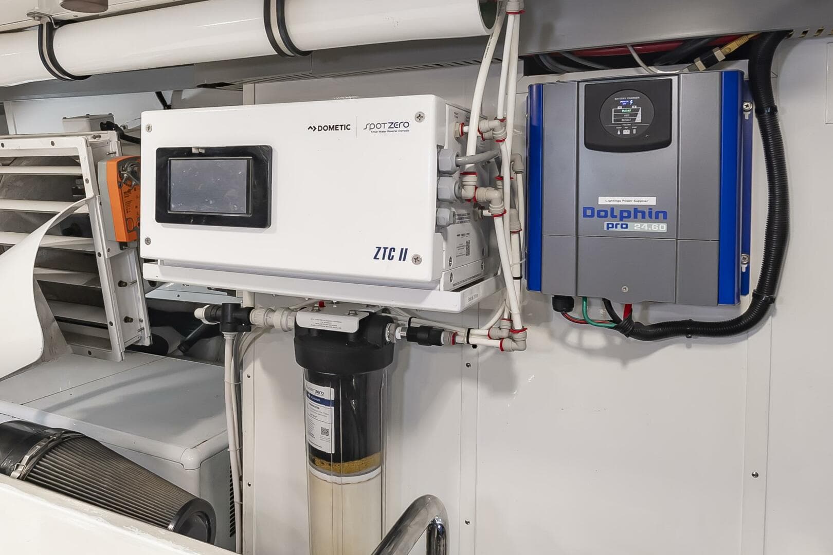 2017 Johnson 93 Flybridge — photo 120