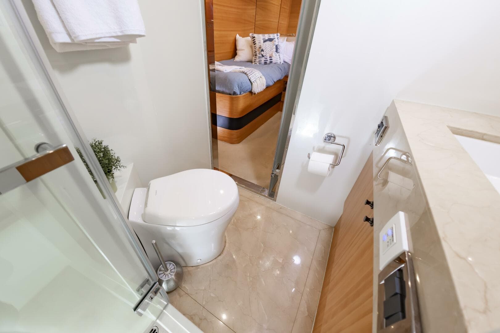 2017 Johnson 93 Flybridge — photo 90