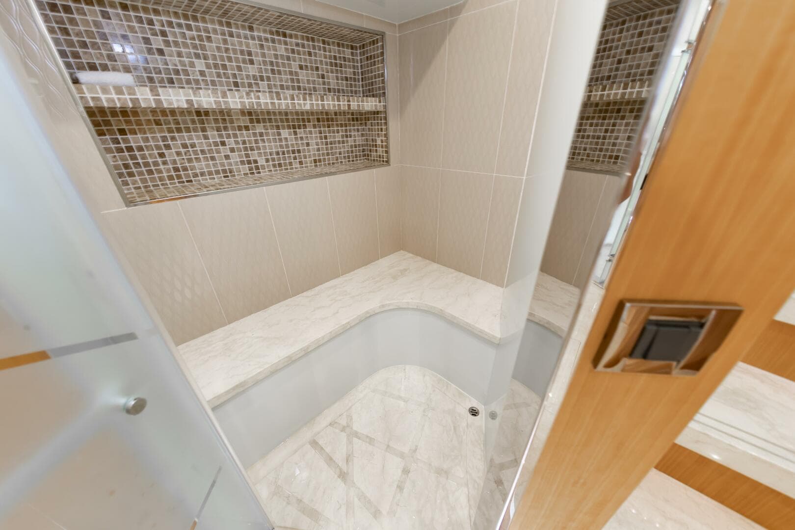 2017 Johnson 93 Flybridge — photo 58