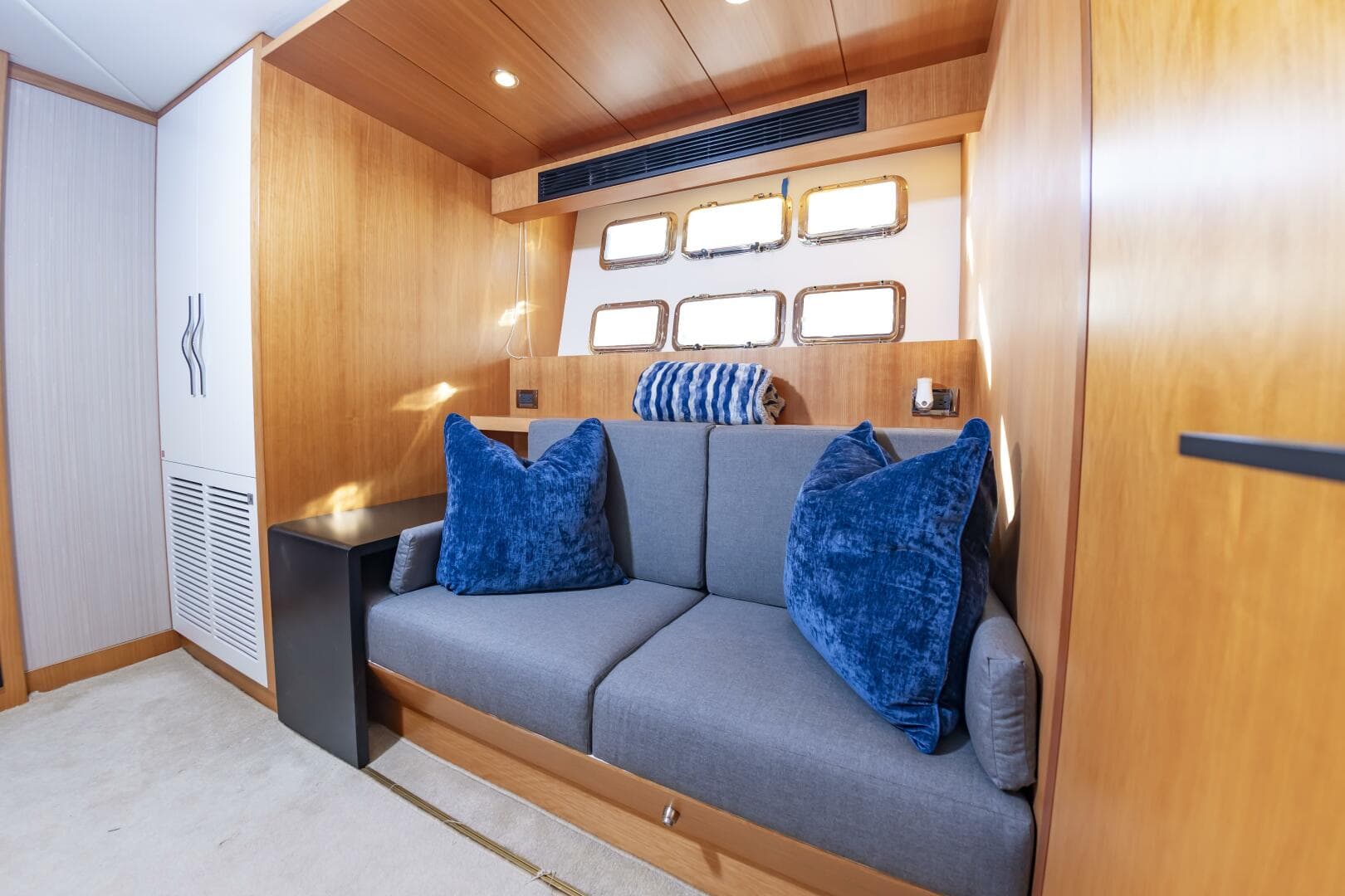 2017 Johnson 93 Flybridge — photo 68