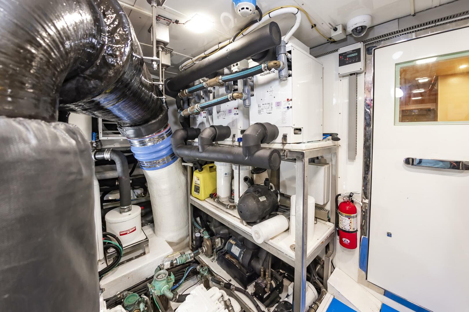 2017 Johnson 93 Flybridge — photo 114