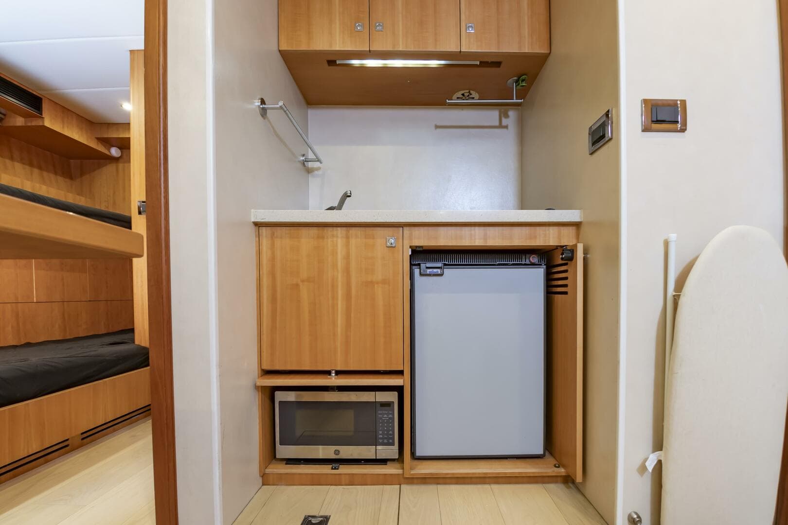 2017 Johnson 93 Flybridge — photo 95