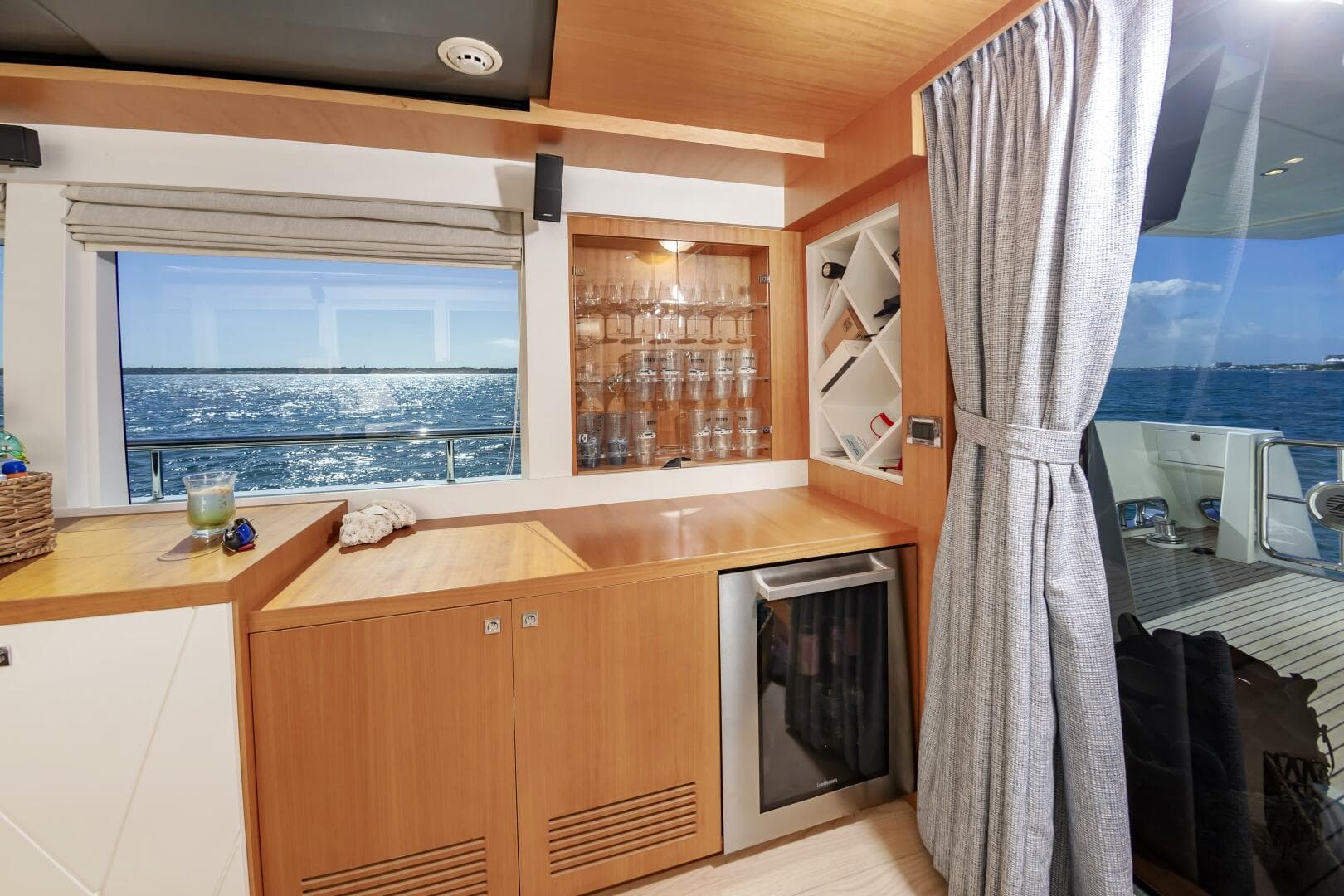 2017 Johnson 93 Flybridge — photo 35