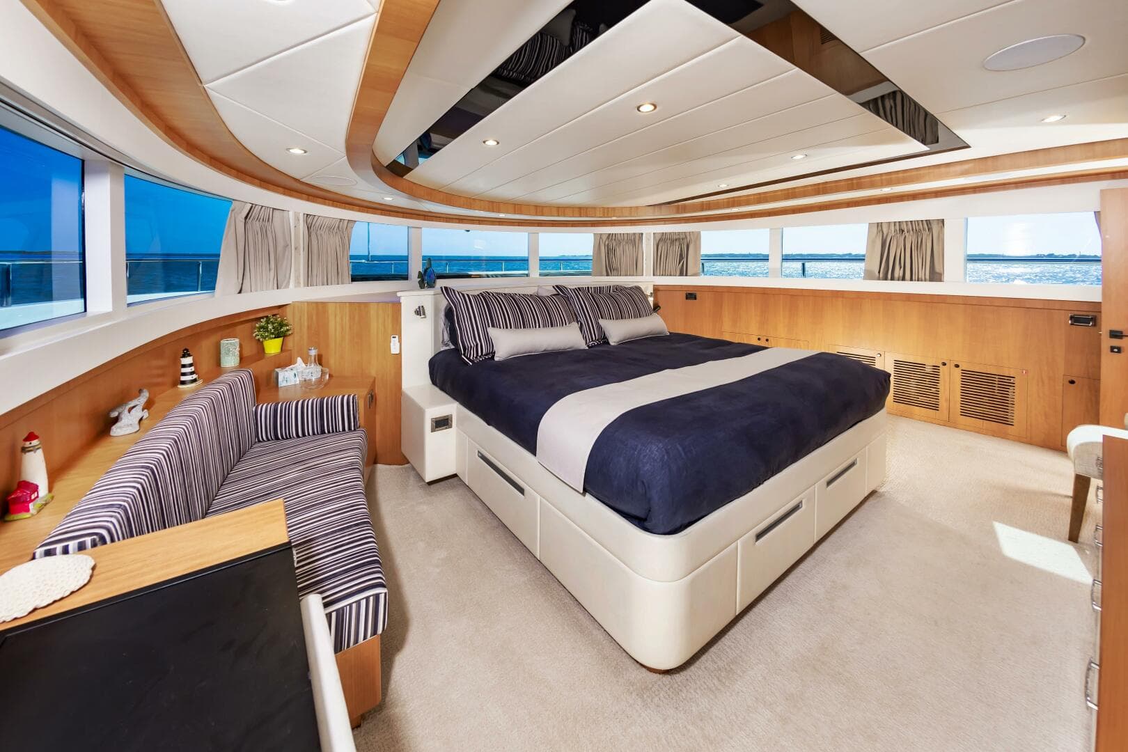 2017 Johnson 93 Flybridge — photo 48