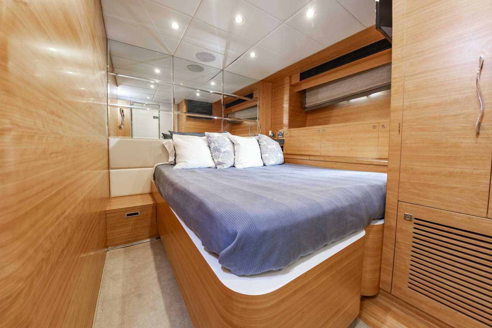 2017 Johnson 93 Flybridge — photo 77