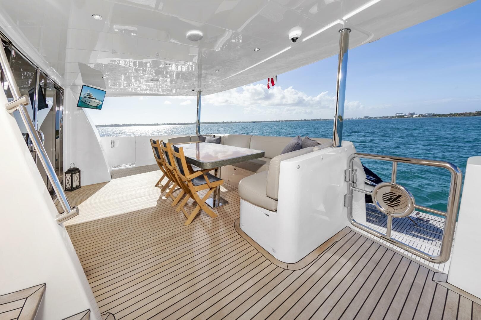 2017 Johnson 93 Flybridge — photo 24