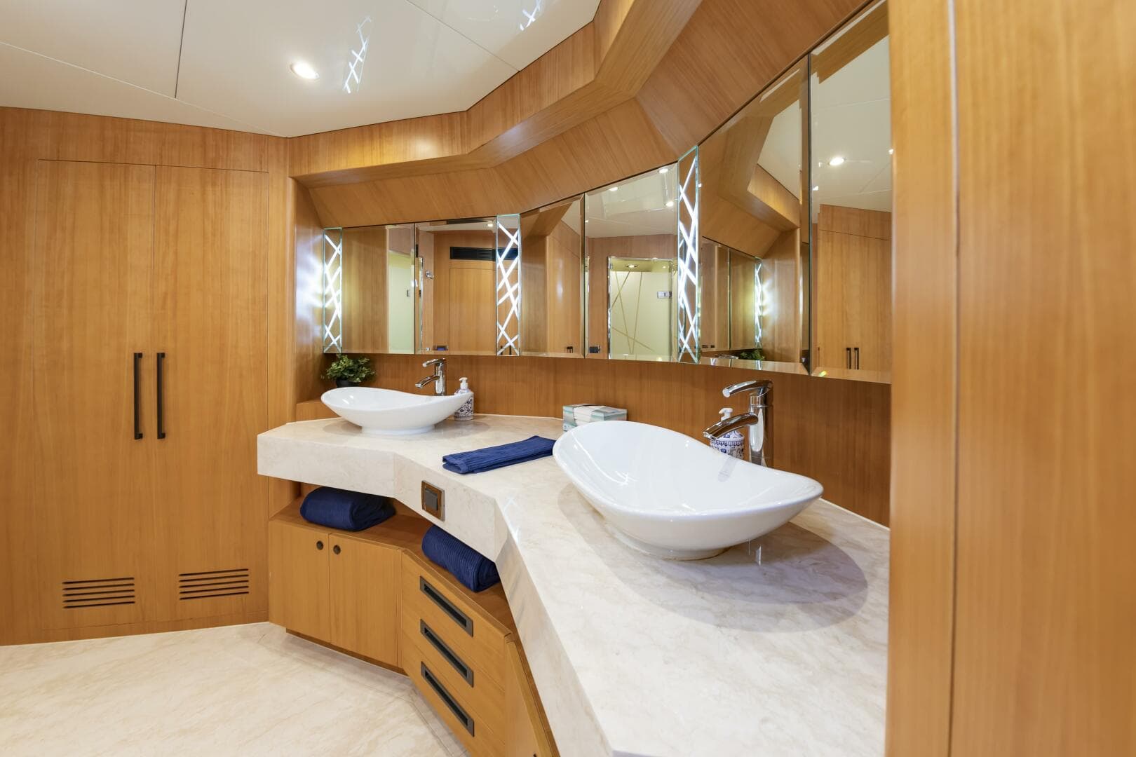 2017 Johnson 93 Flybridge — photo 59