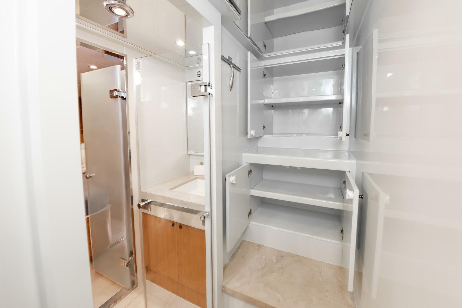 2017 Johnson 93 Flybridge — photo 82