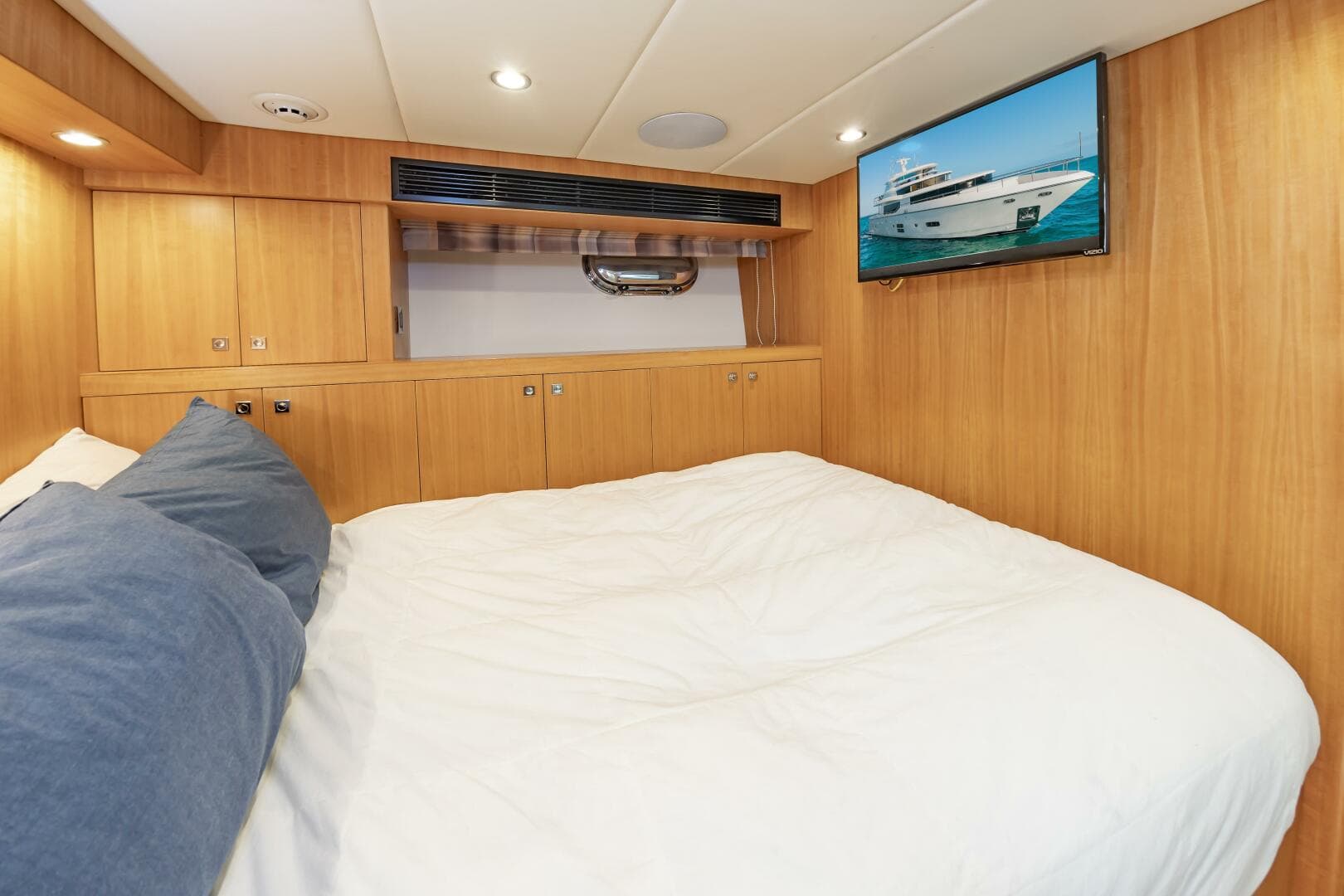 2017 Johnson 93 Flybridge — photo 103