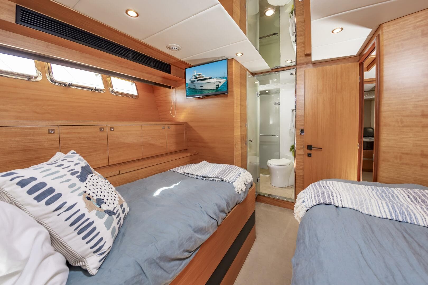 2017 Johnson 93 Flybridge — photo 86