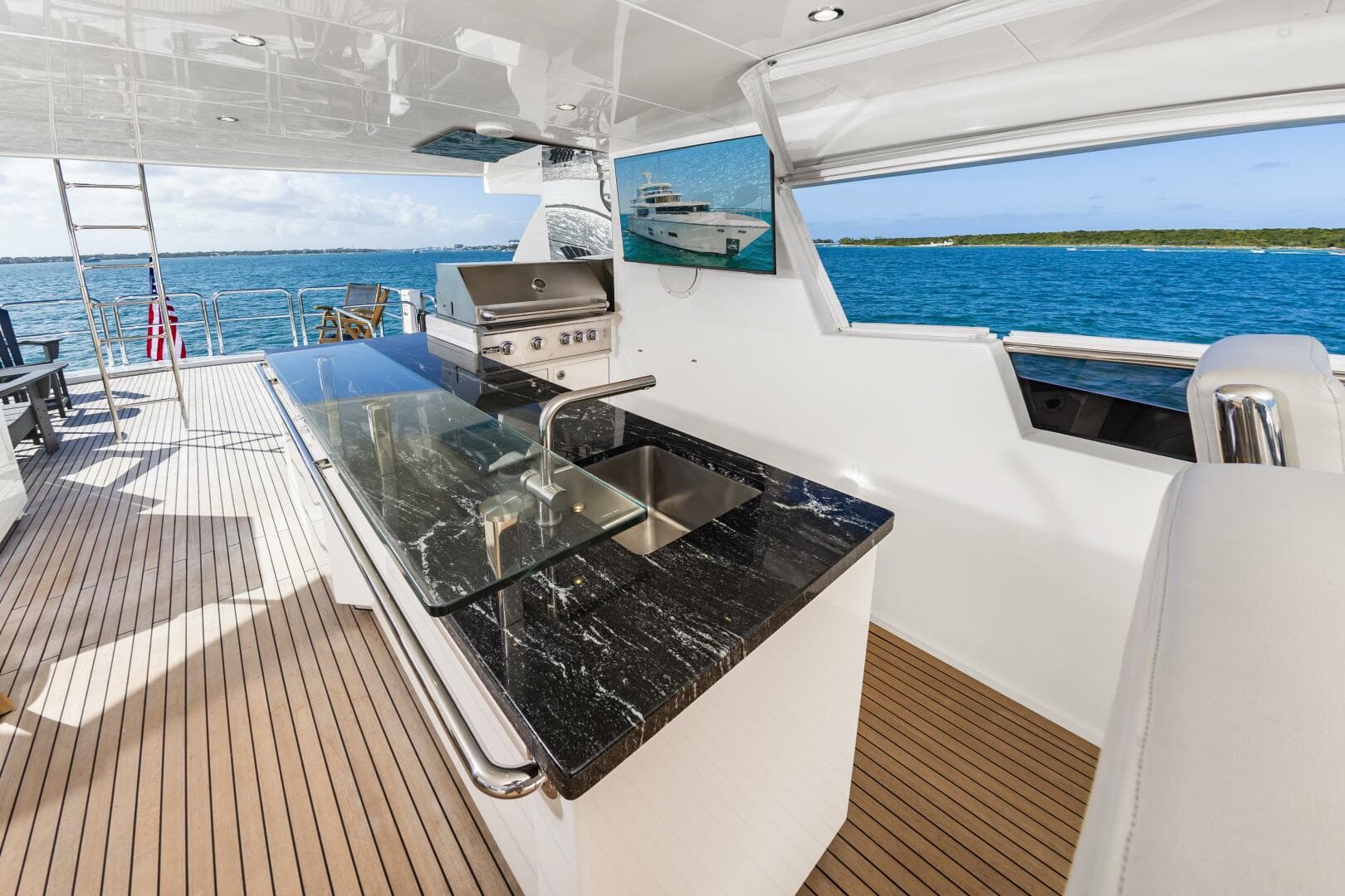 2017 Johnson 93 Flybridge — photo 16