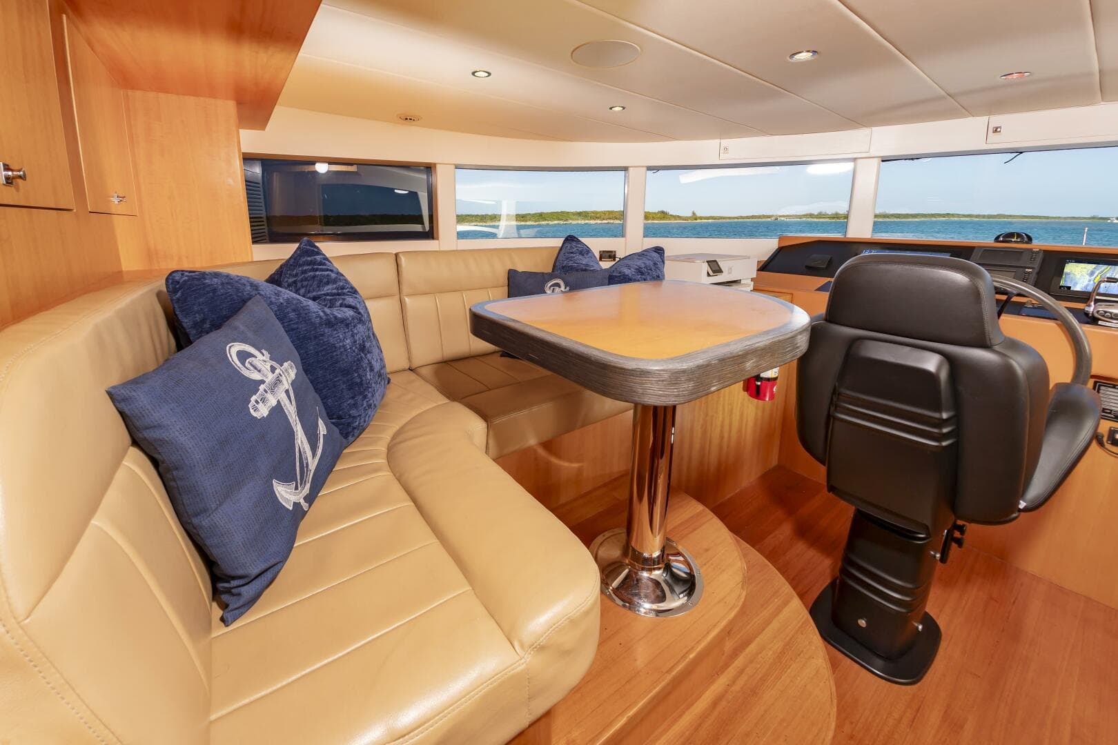 2017 Johnson 93 Flybridge — photo 44