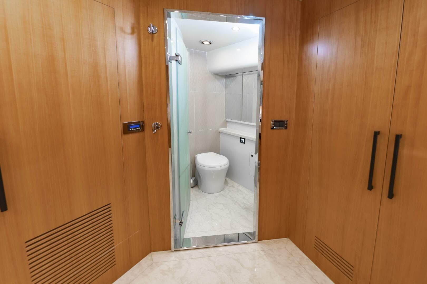 2017 Johnson 93 Flybridge — photo 60