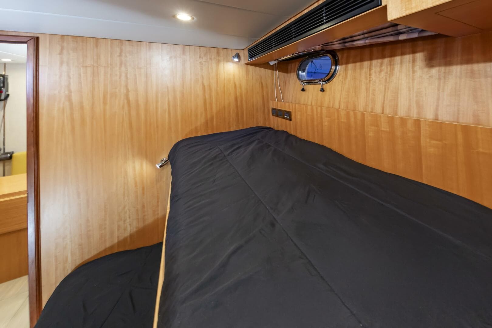 2017 Johnson 93 Flybridge — photo 99