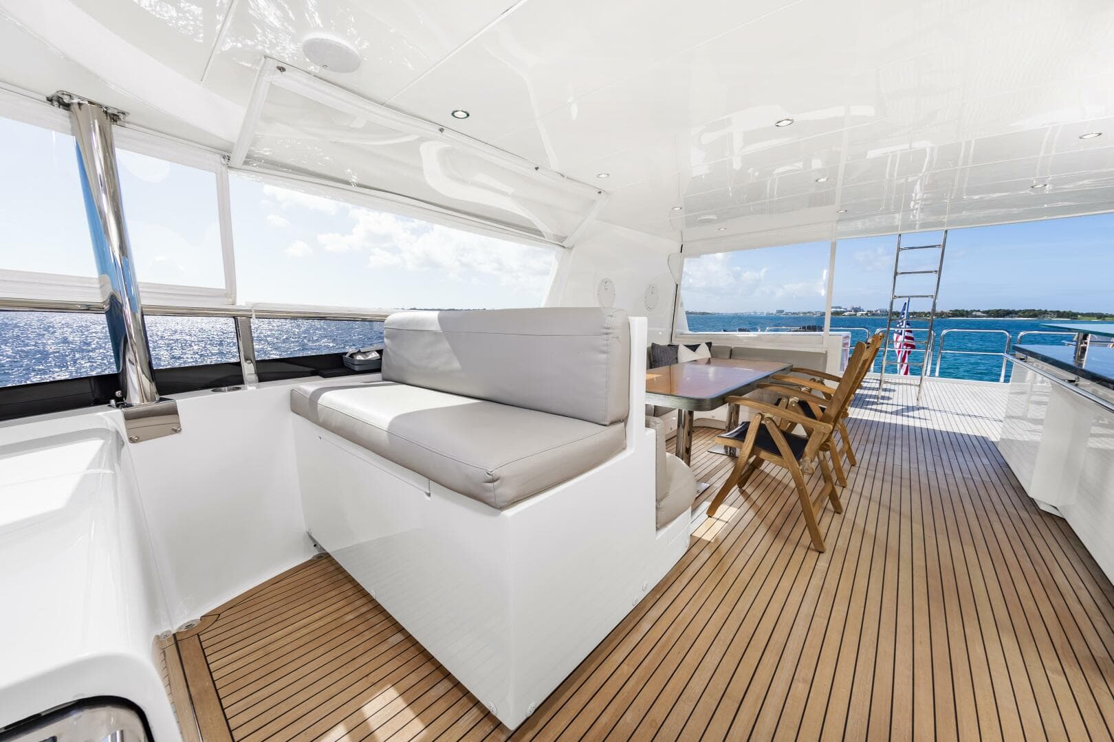 2017 Johnson 93 Flybridge — photo 14