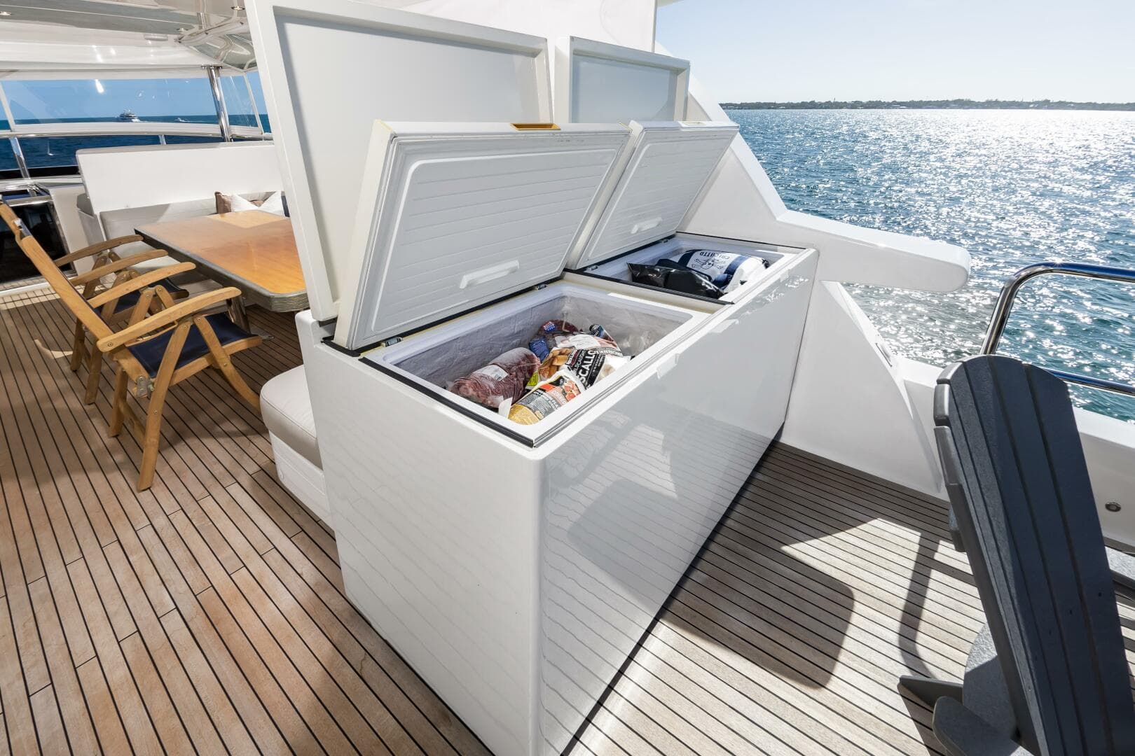 2017 Johnson 93 Flybridge — photo 22