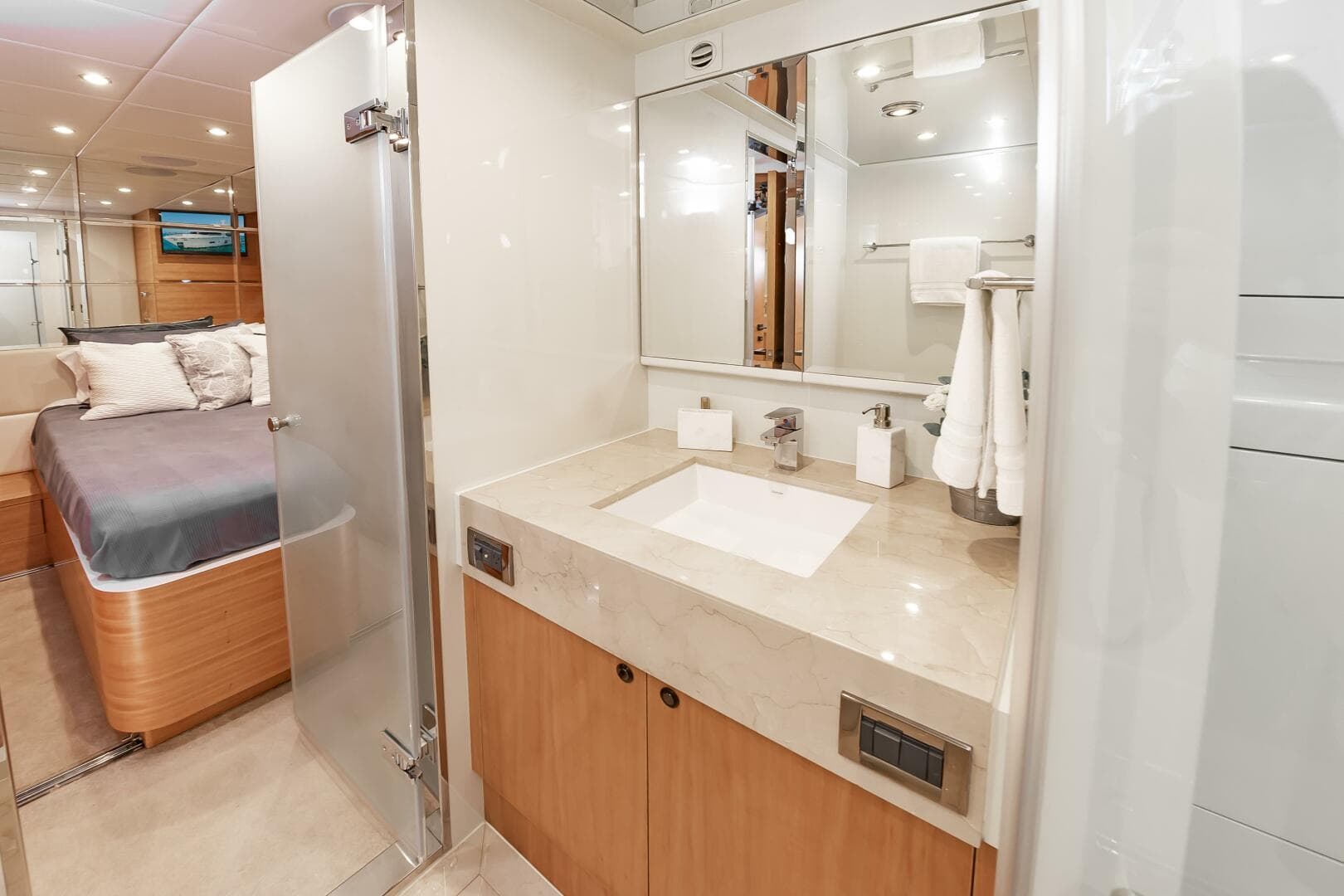 2017 Johnson 93 Flybridge — photo 83