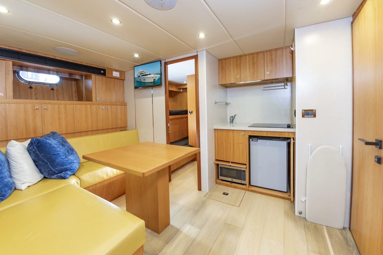 2017 Johnson 93 Flybridge — photo 92