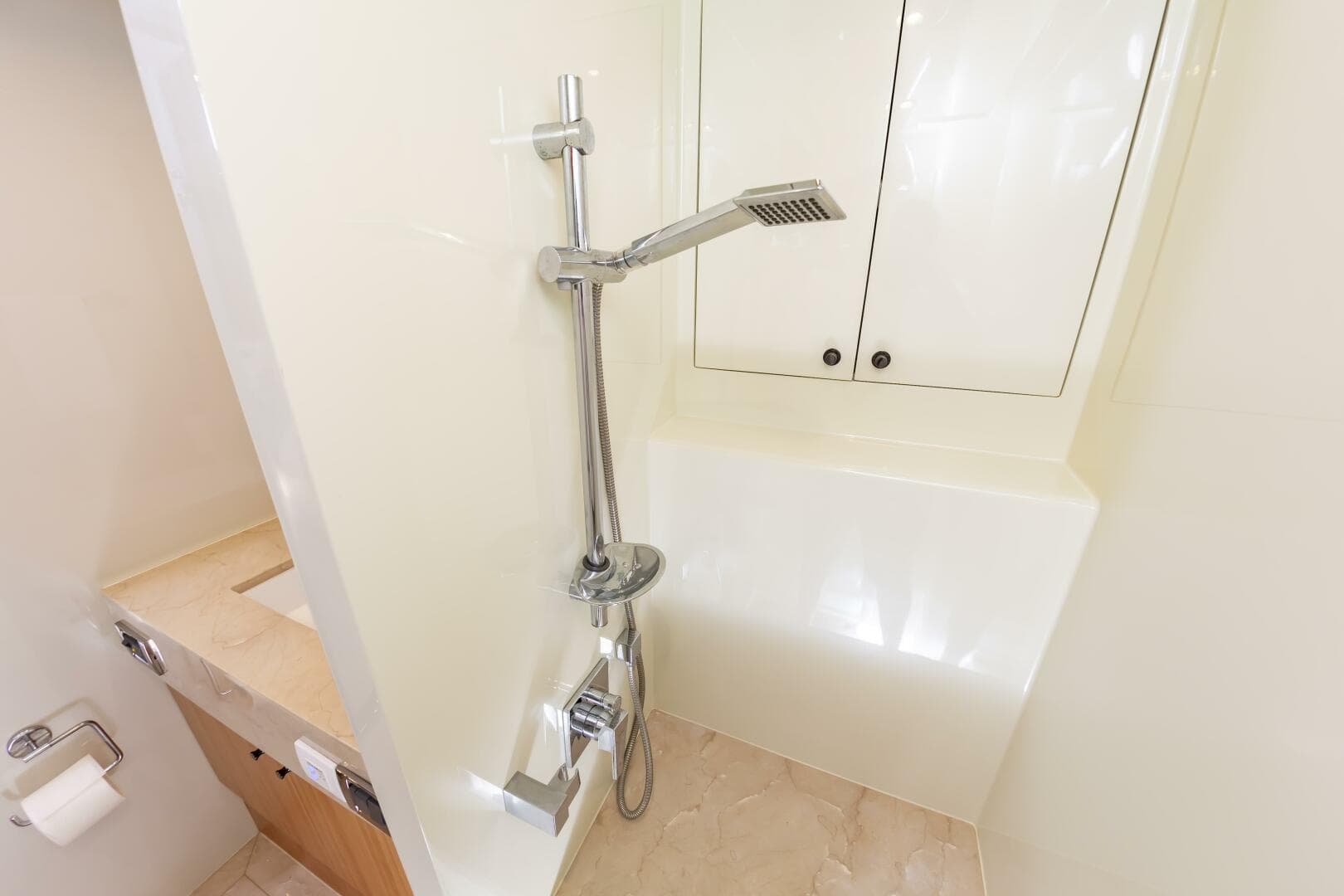 2017 Johnson 93 Flybridge — photo 88