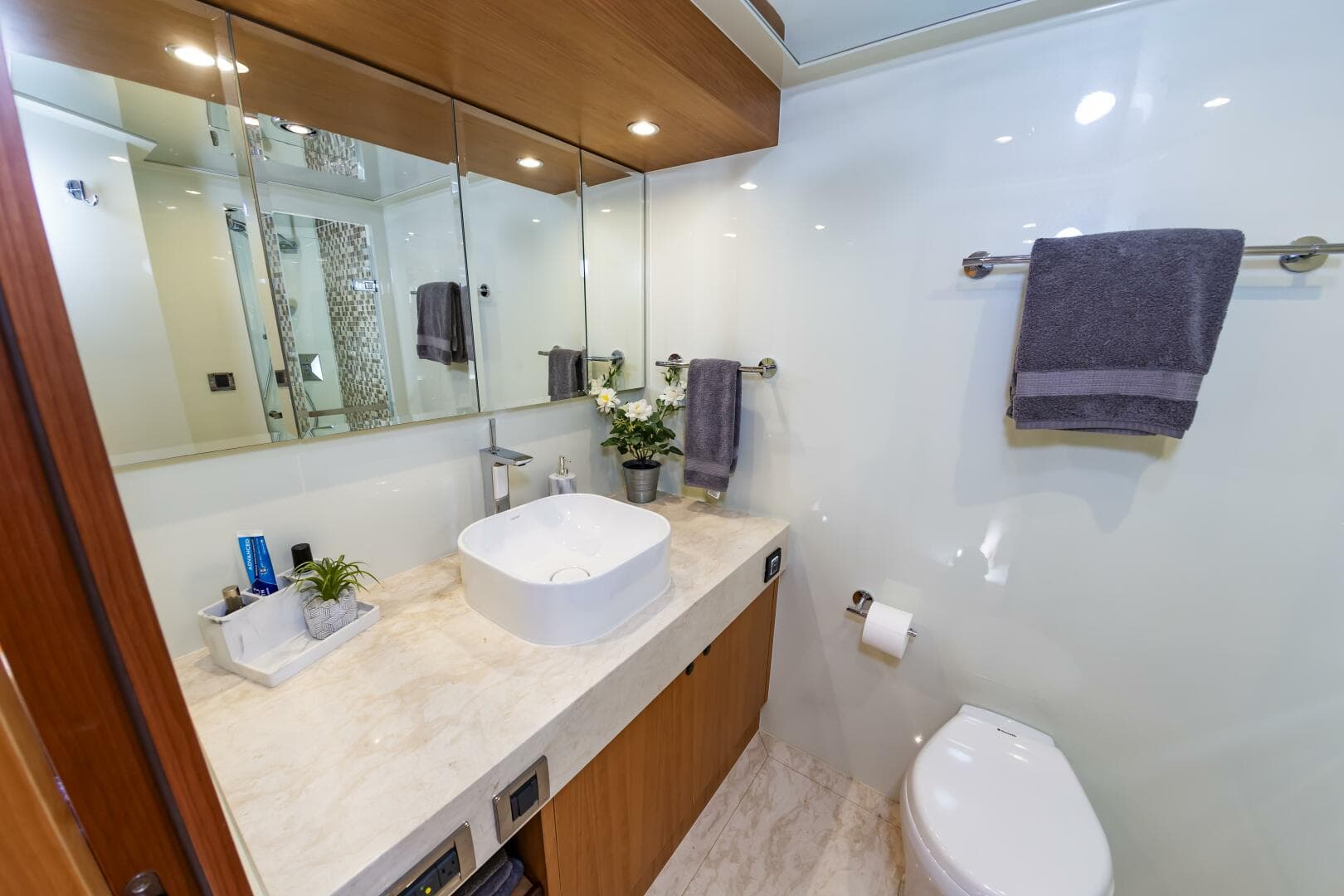 2017 Johnson 93 Flybridge — photo 70