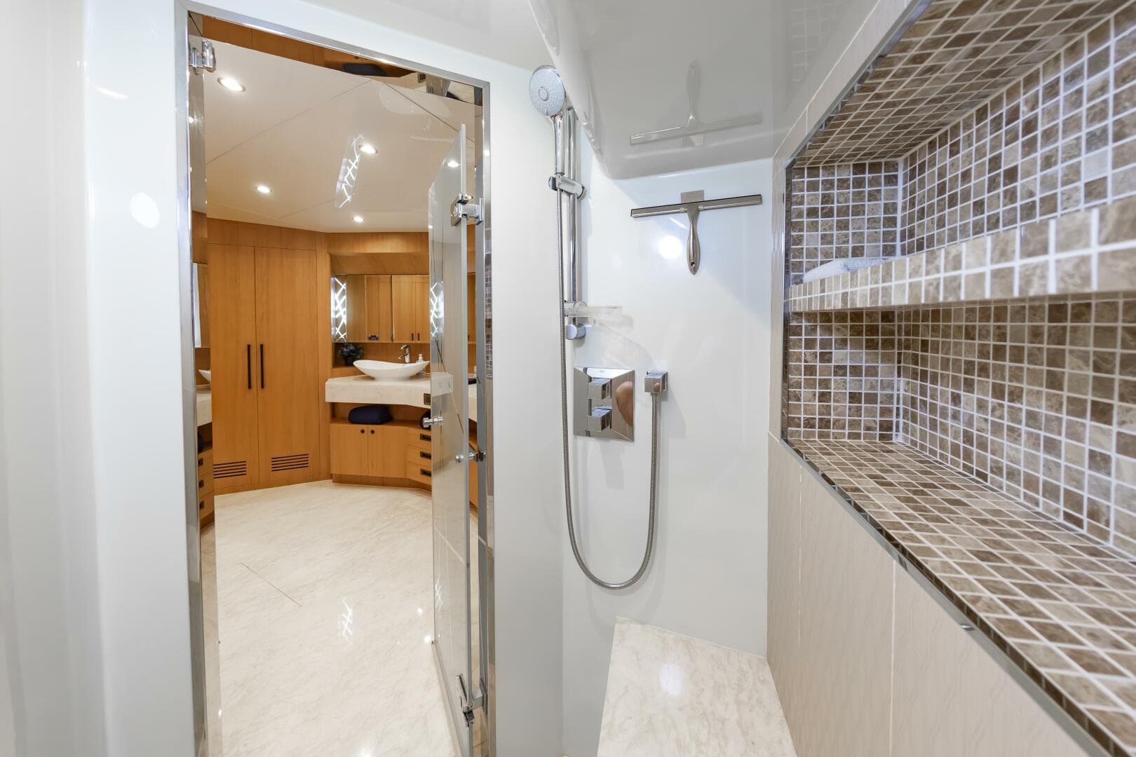 2017 Johnson 93 Flybridge — photo 57