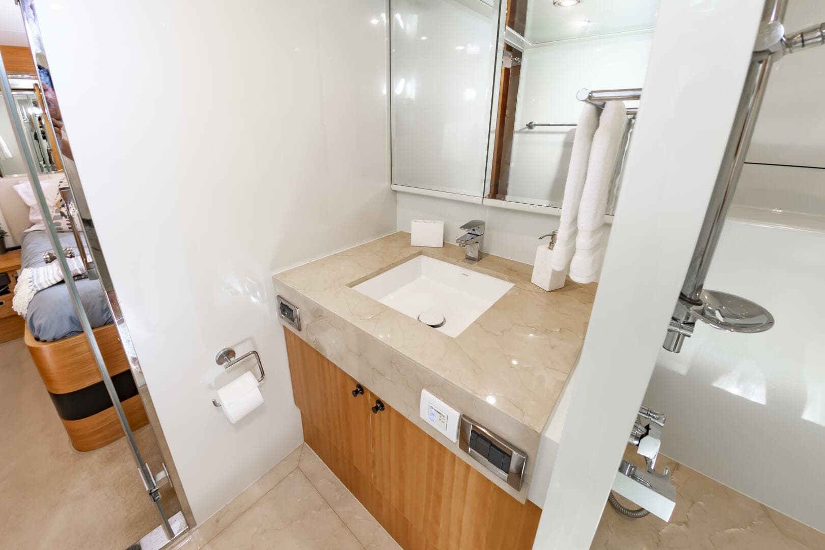 2017 Johnson 93 Flybridge — photo 89