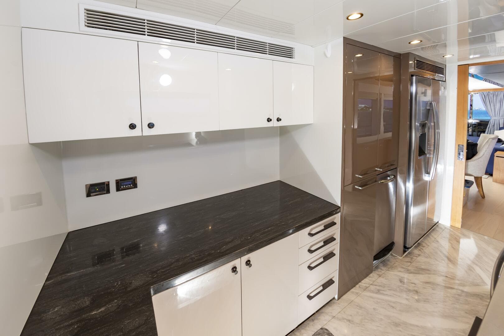 2017 Johnson 93 Flybridge — photo 39