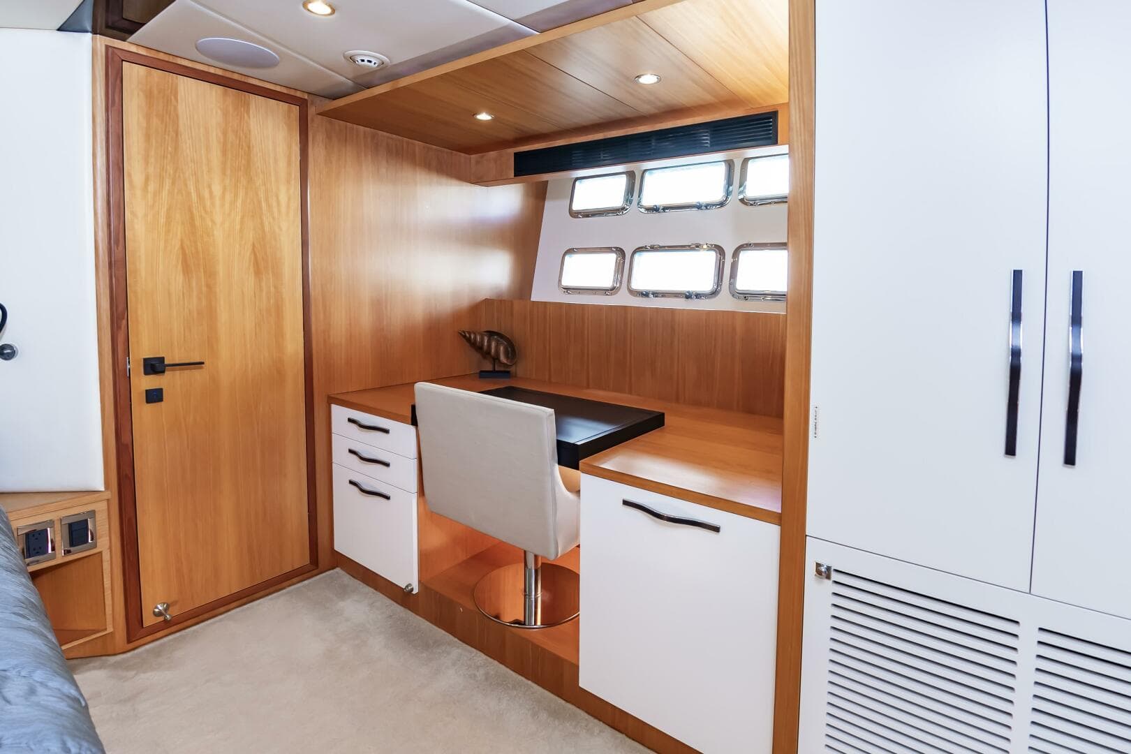 2017 Johnson 93 Flybridge — photo 65