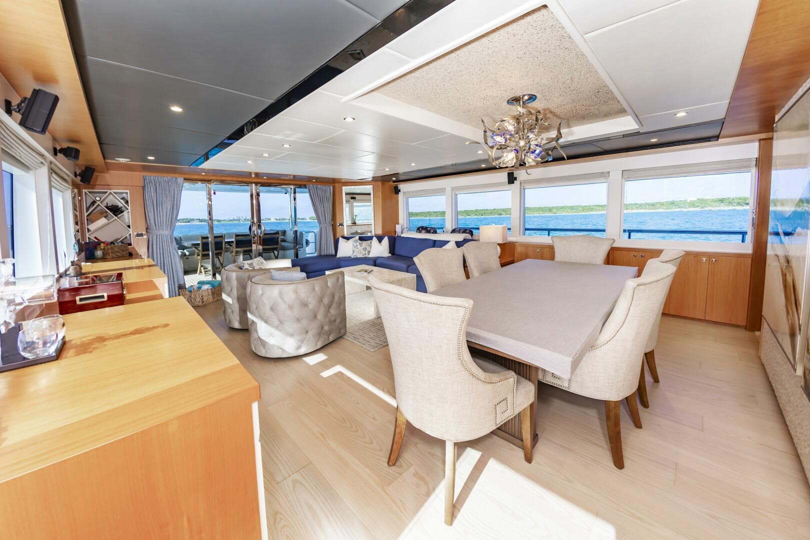 2017 Johnson 93 Flybridge — photo 33