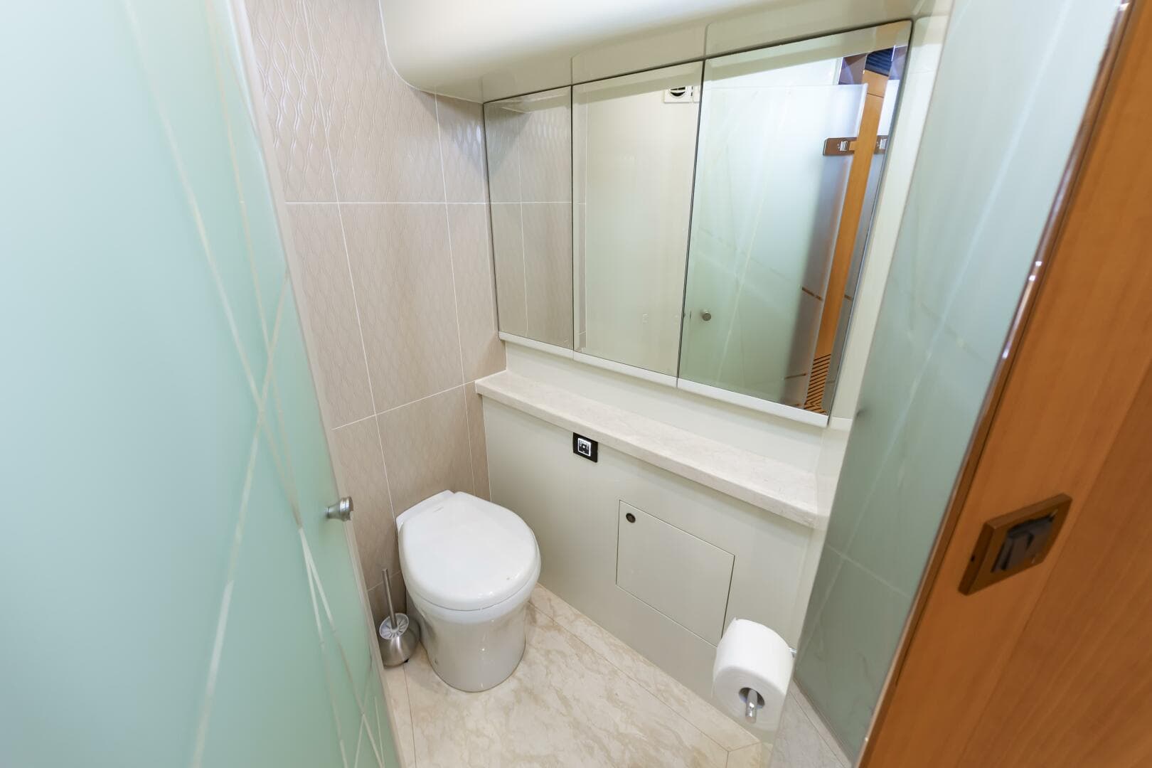 2017 Johnson 93 Flybridge — photo 61