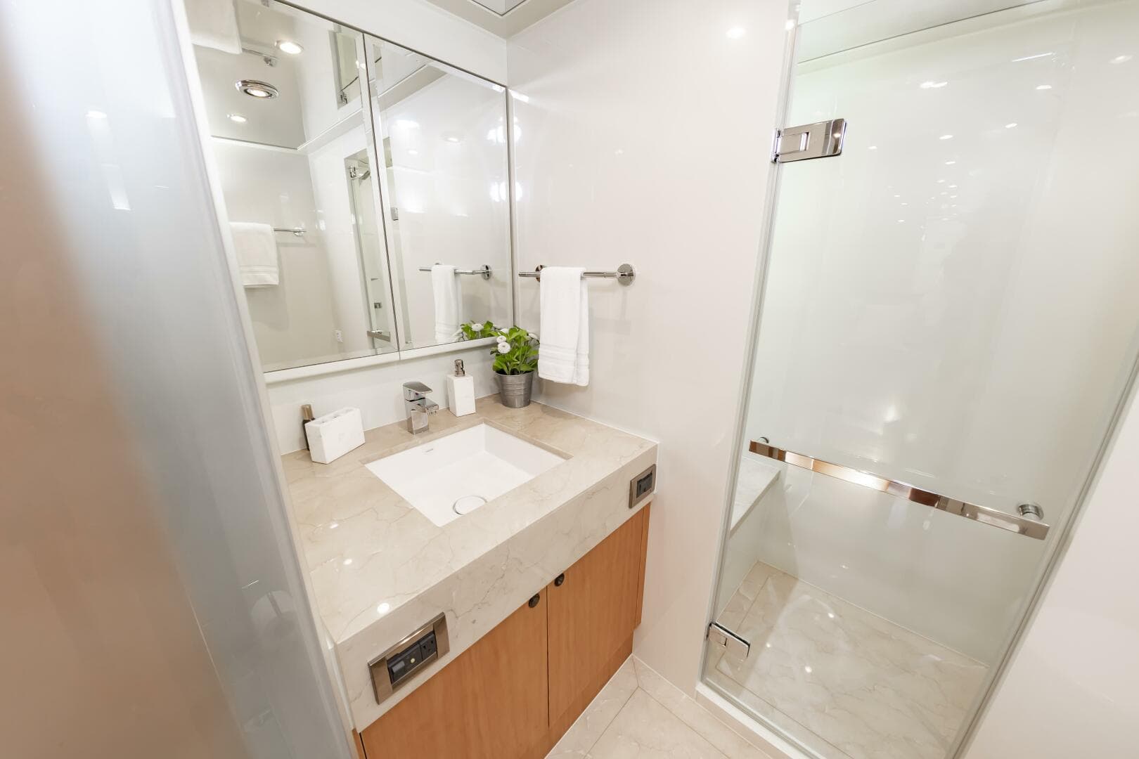 2017 Johnson 93 Flybridge — photo 79