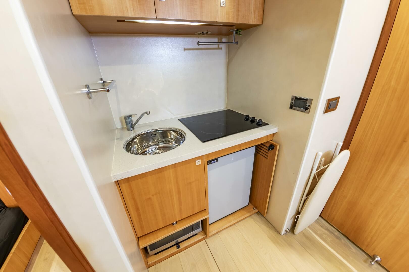 2017 Johnson 93 Flybridge — photo 94