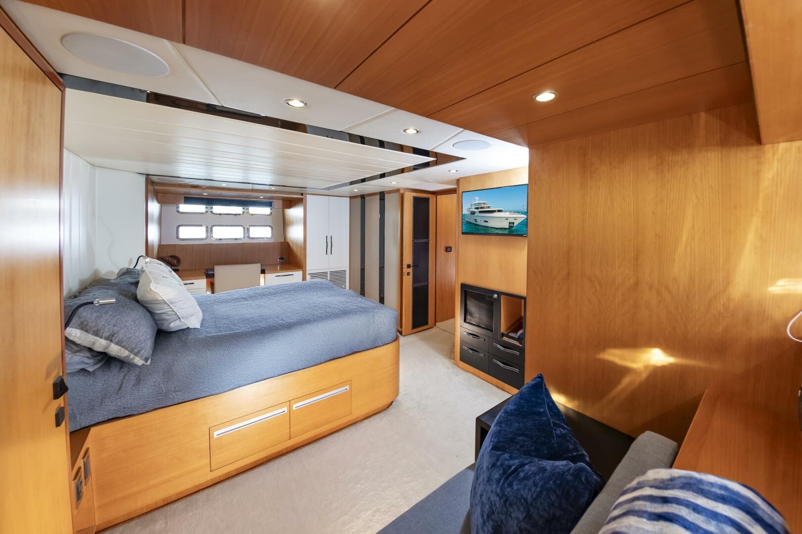 2017 Johnson 93 Flybridge — photo 69