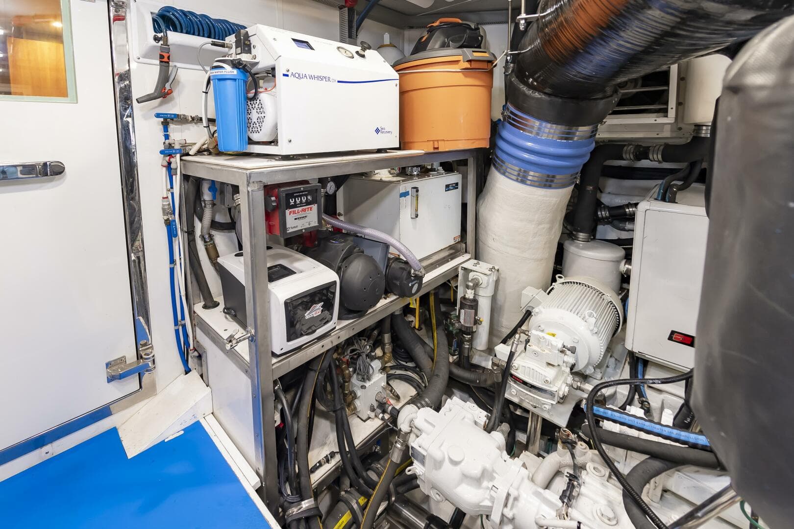 2017 Johnson 93 Flybridge — photo 113