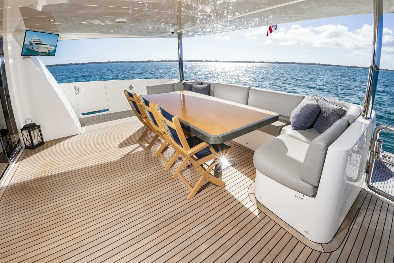 2017 Johnson 93 Flybridge — photo 25