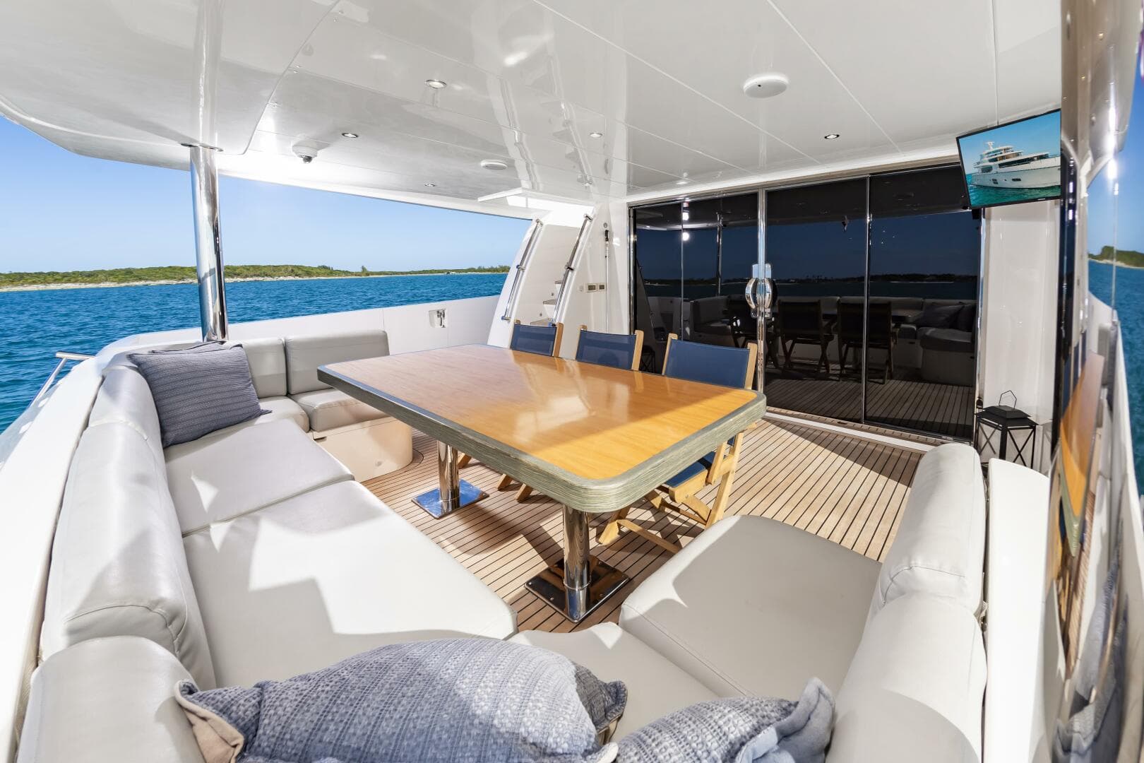 2017 Johnson 93 Flybridge — photo 23